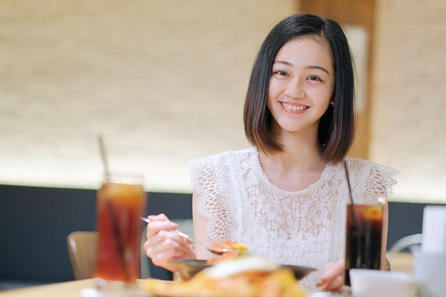 mujer comiendo