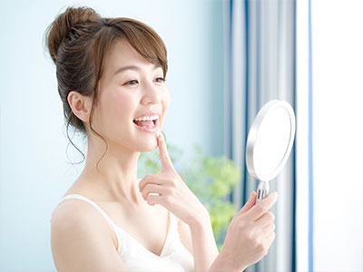 歯を確認する女性