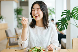 食事を楽しむ女性