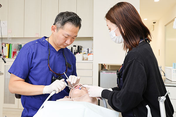インプラント治療を行う歯科医師