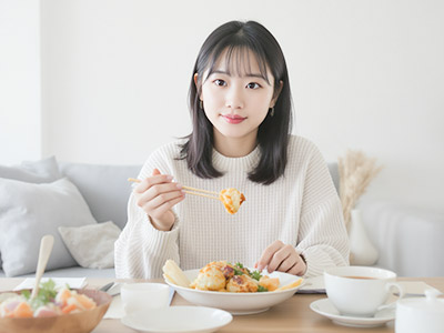 食事を楽しむ女性