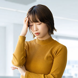 悩んでいる女性