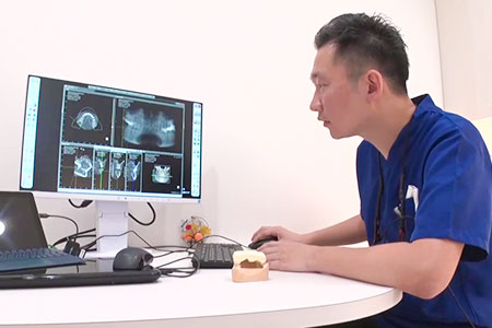 CT画像で診断する歯科医師