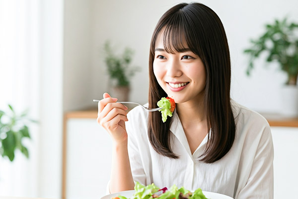 矯正中でも食事を楽しむ女性