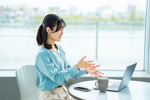 会話を楽しむ女性